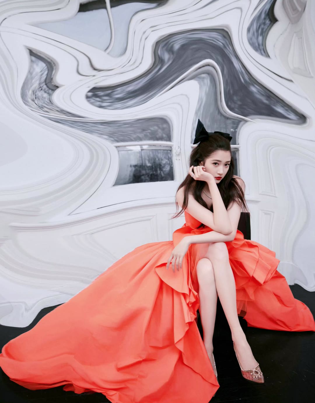 关晓彤黑银亮片裙造型，飒爽气场直接拉满