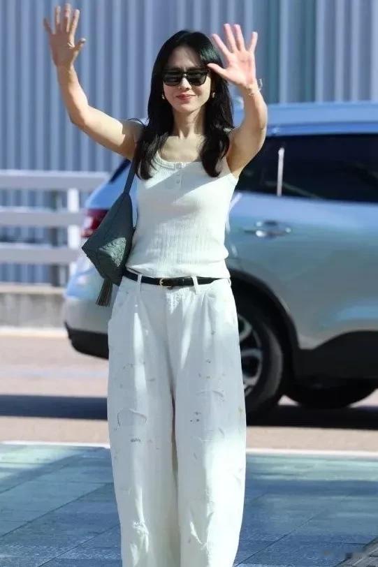 孙艺珍前往威尼斯电影节 一身白色状态直接封神 女神笑起来最动人