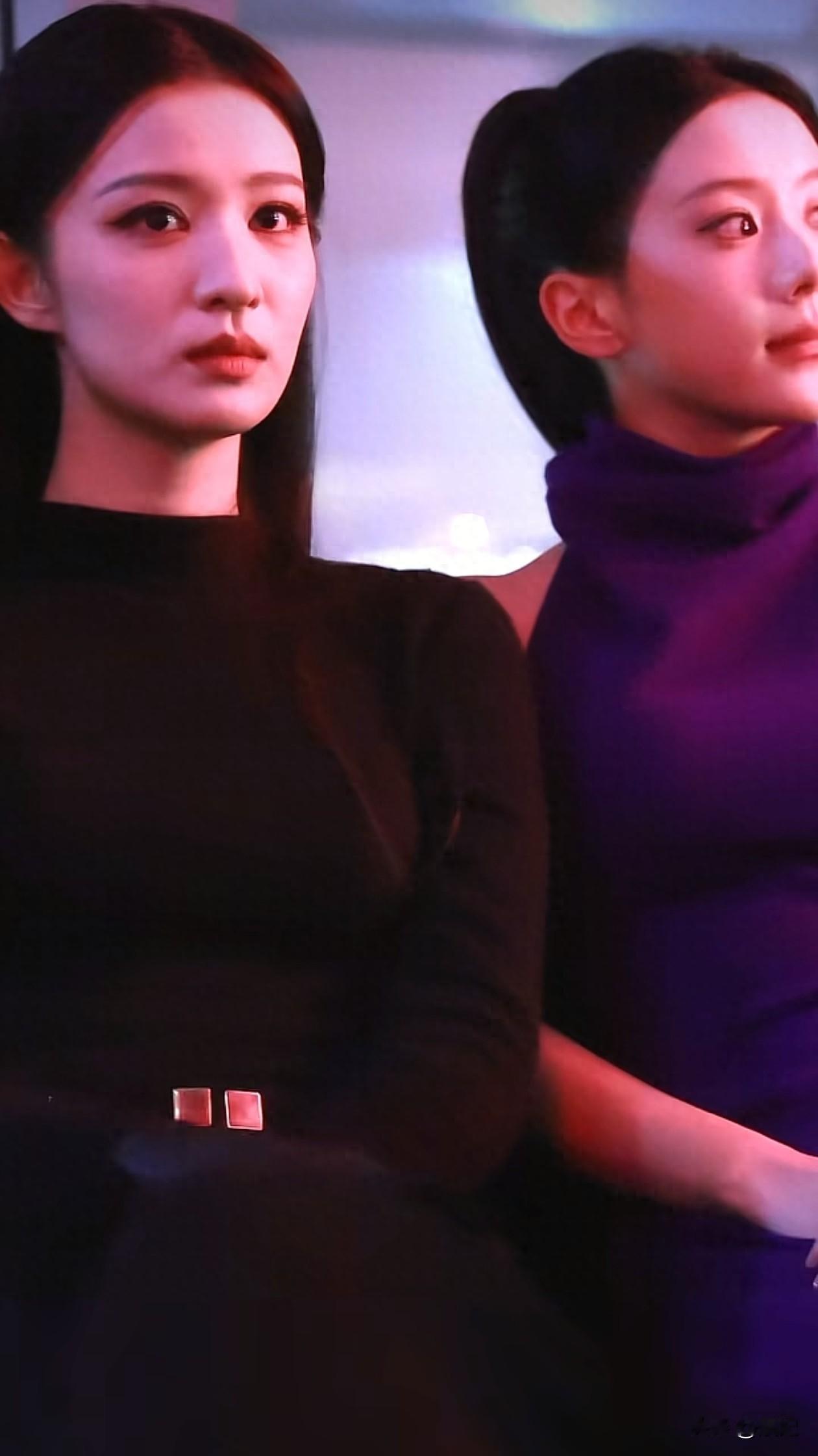 26岁王楚然与23岁包上恩同框！脸真权威，两人捂嘴说悄悄话好开心