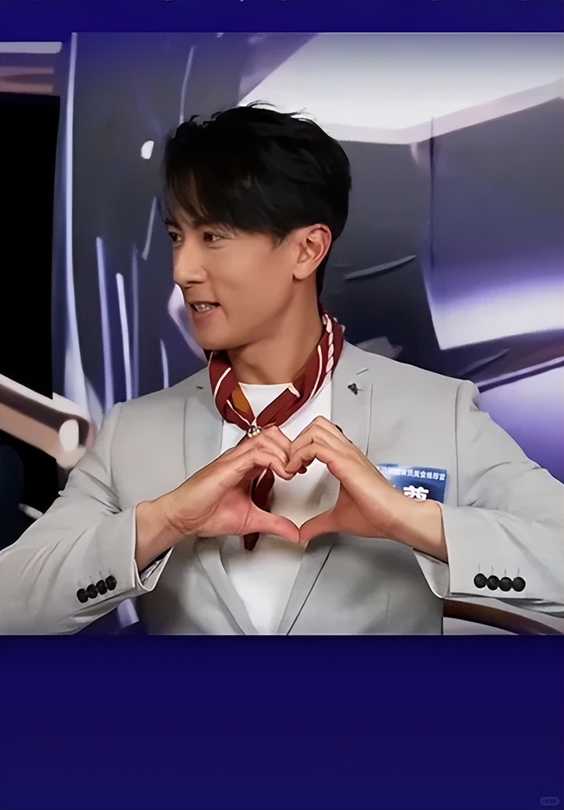 46岁吴尊陪女网红吃大餐!一脸拘谨全程无笑容,暴瘦脱相到不敢认