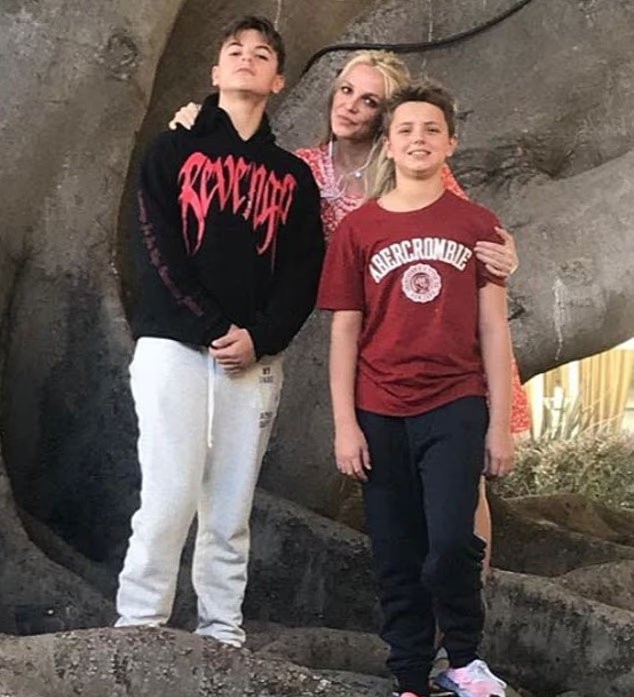 布兰妮18岁儿子带漂亮女友兜风，超跑是妈妈送的，引发争议