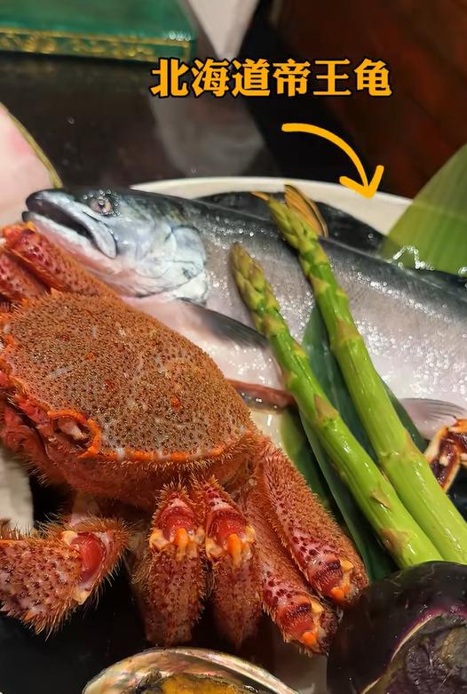 赵胤胤去日本一个人一顿饭花2000元,大口生吃海鲜,陈数养生不吃