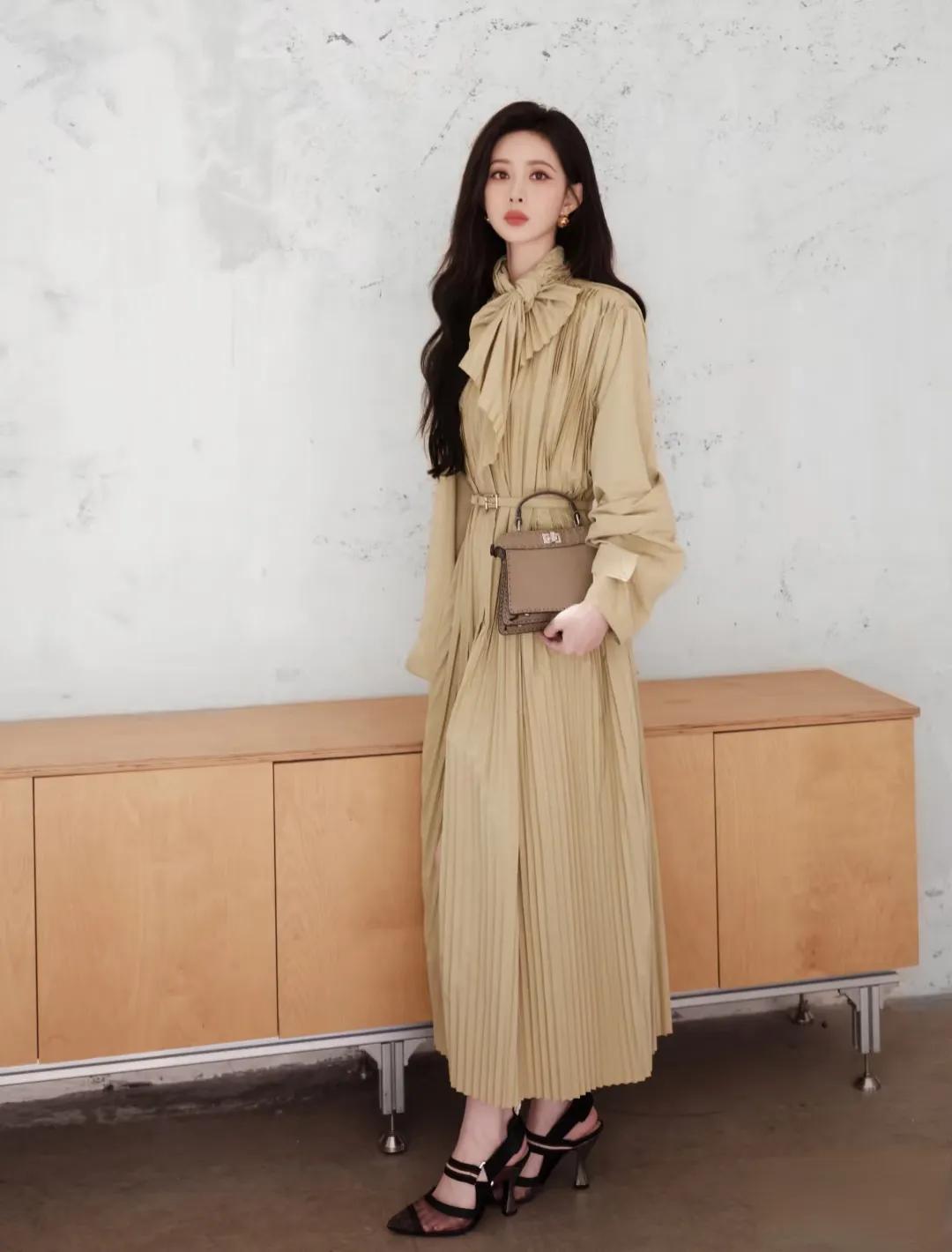 孟子义分享最新美照并配文,穿上秋天的颜色