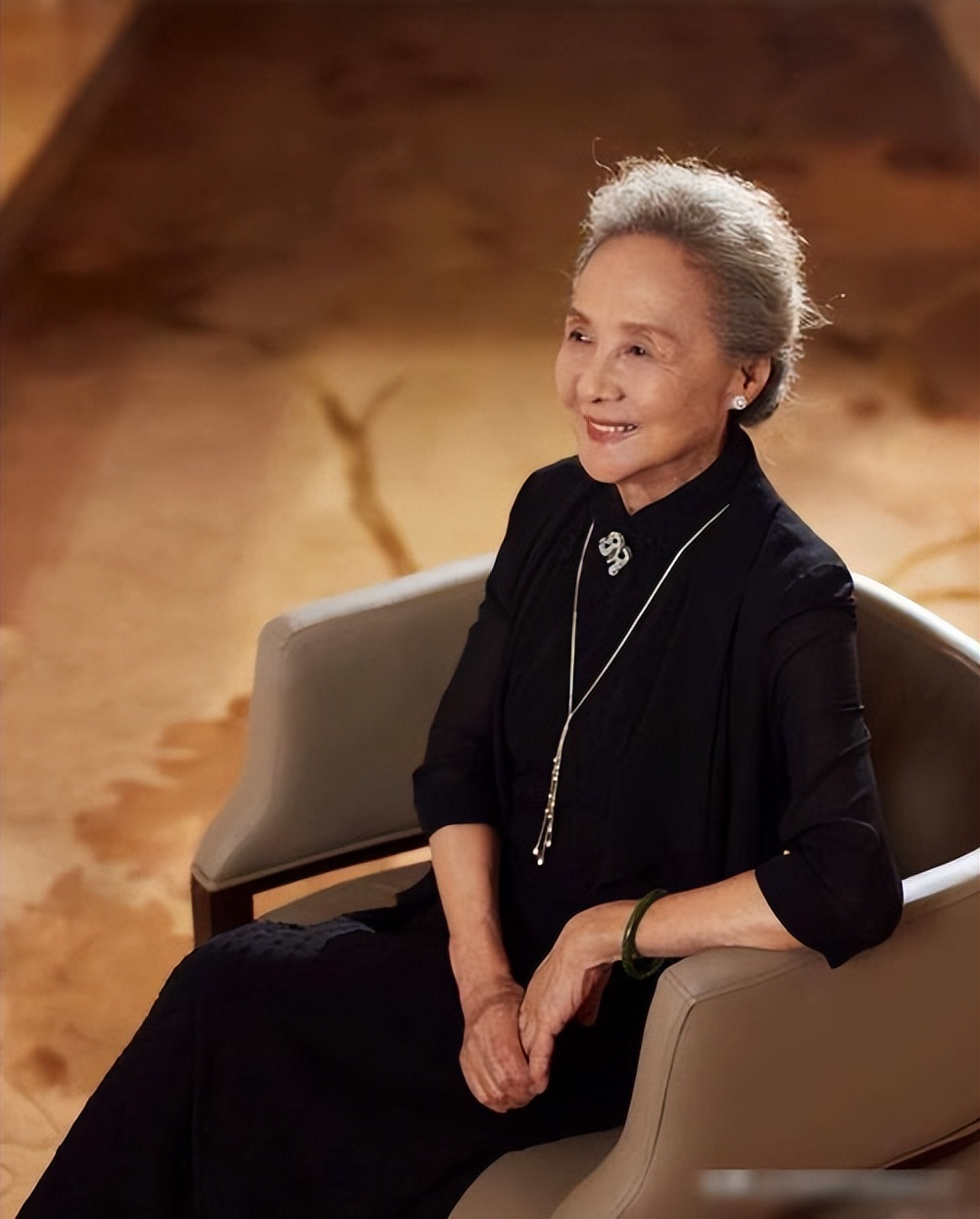 87岁吴彦姝生图曝光,优雅端庄,一辈子不做医美,从年轻美到老