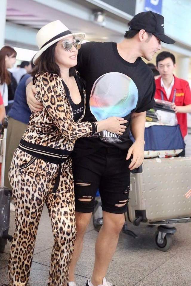 54岁钟丽缇机场索吻张伦硕,全程配合好宠溺!同行大女儿童心未泯