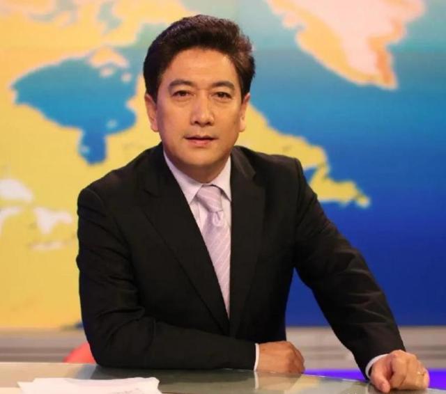 61岁水均益回国，龙凤胎儿女罕见露面