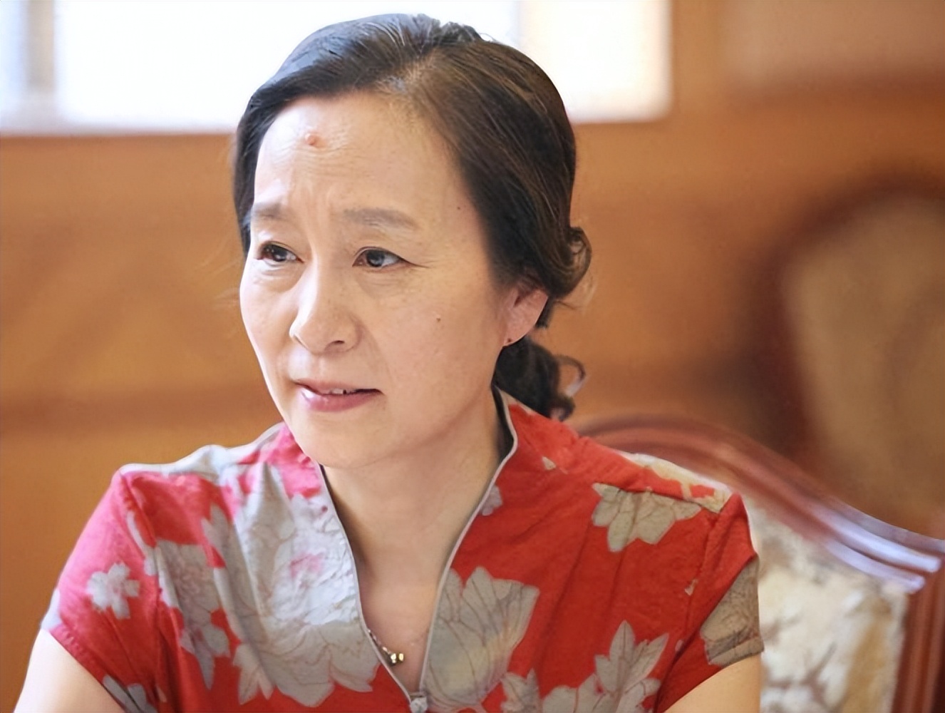 孩子父亲真相大白仅1月后，奚美娟低调露面，手足无措，落寞呆坐