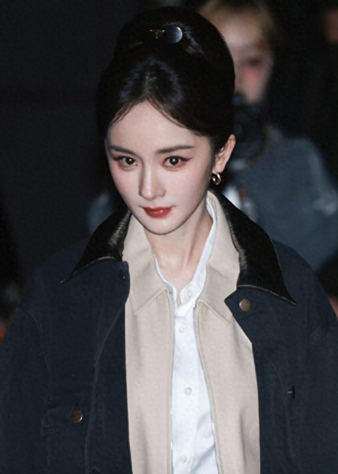 杨幂：蓝色镂空长裙+冷调钻饰抹胸，“冰雪女王”高级感拉满