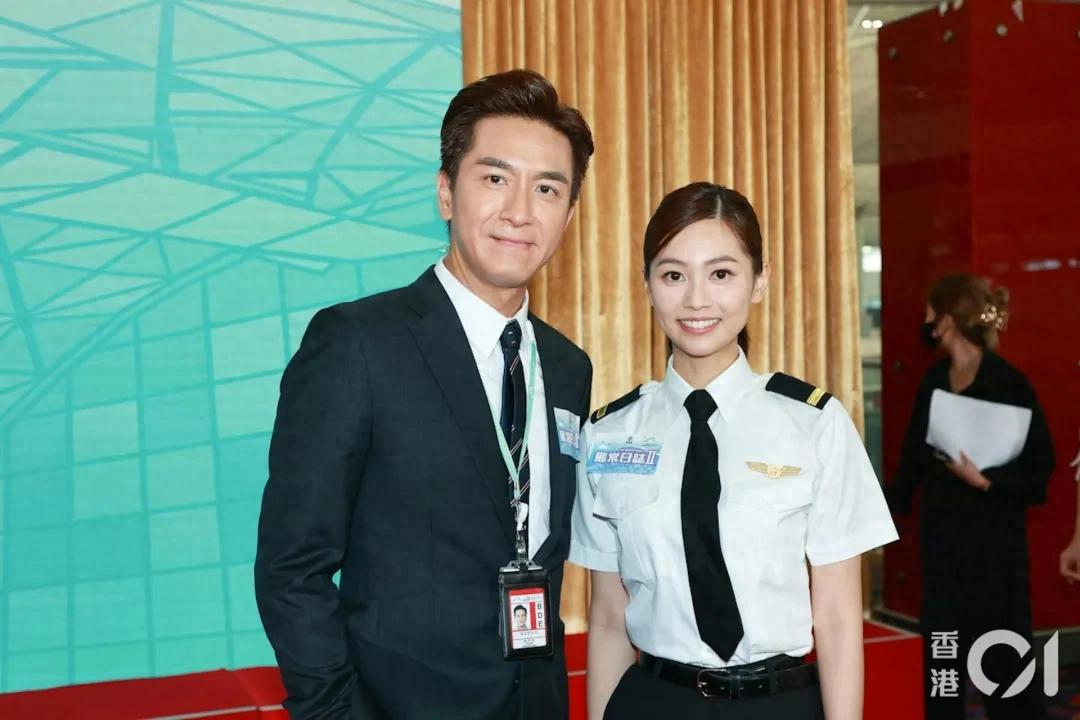 馬國明偕妙齡短裙索女中環行街被斷正! 女方身分曝光視帝親回應