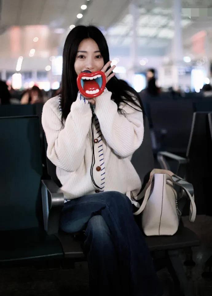 柳岩换风格后气质大变!穿白色翻领毛衣+牛仔裤,温柔又高级!