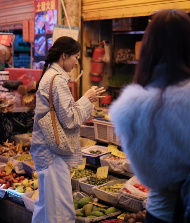 胡静现身娘家农贸市场!打扮朴素似村妇买年货,端着米糕边吃边聊