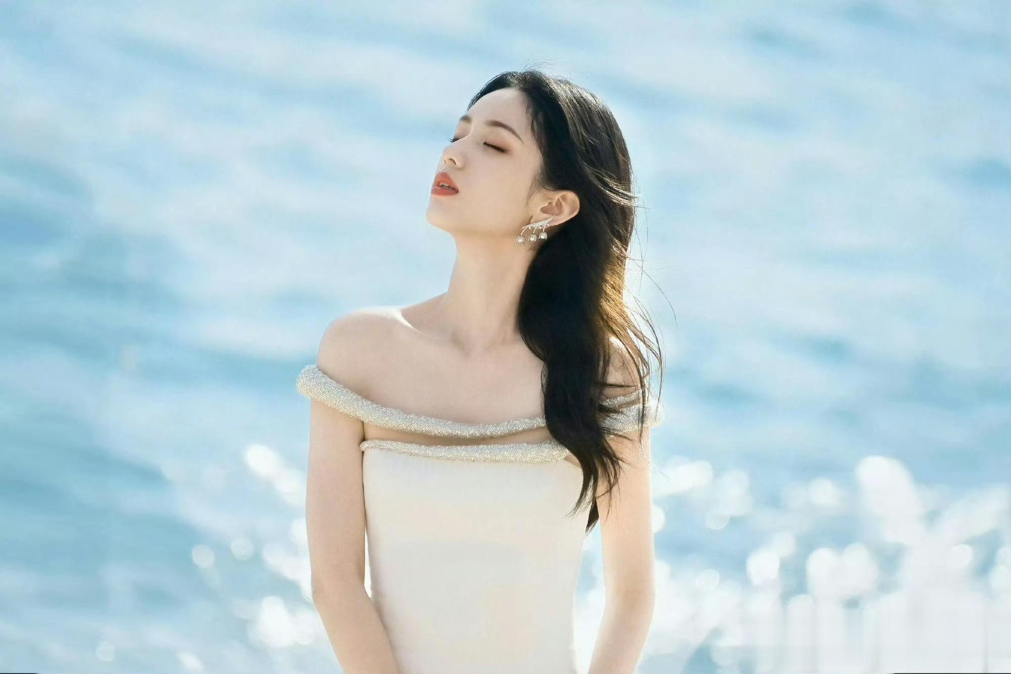 周也海边提高跟超美！被她的斜刘海萌化了