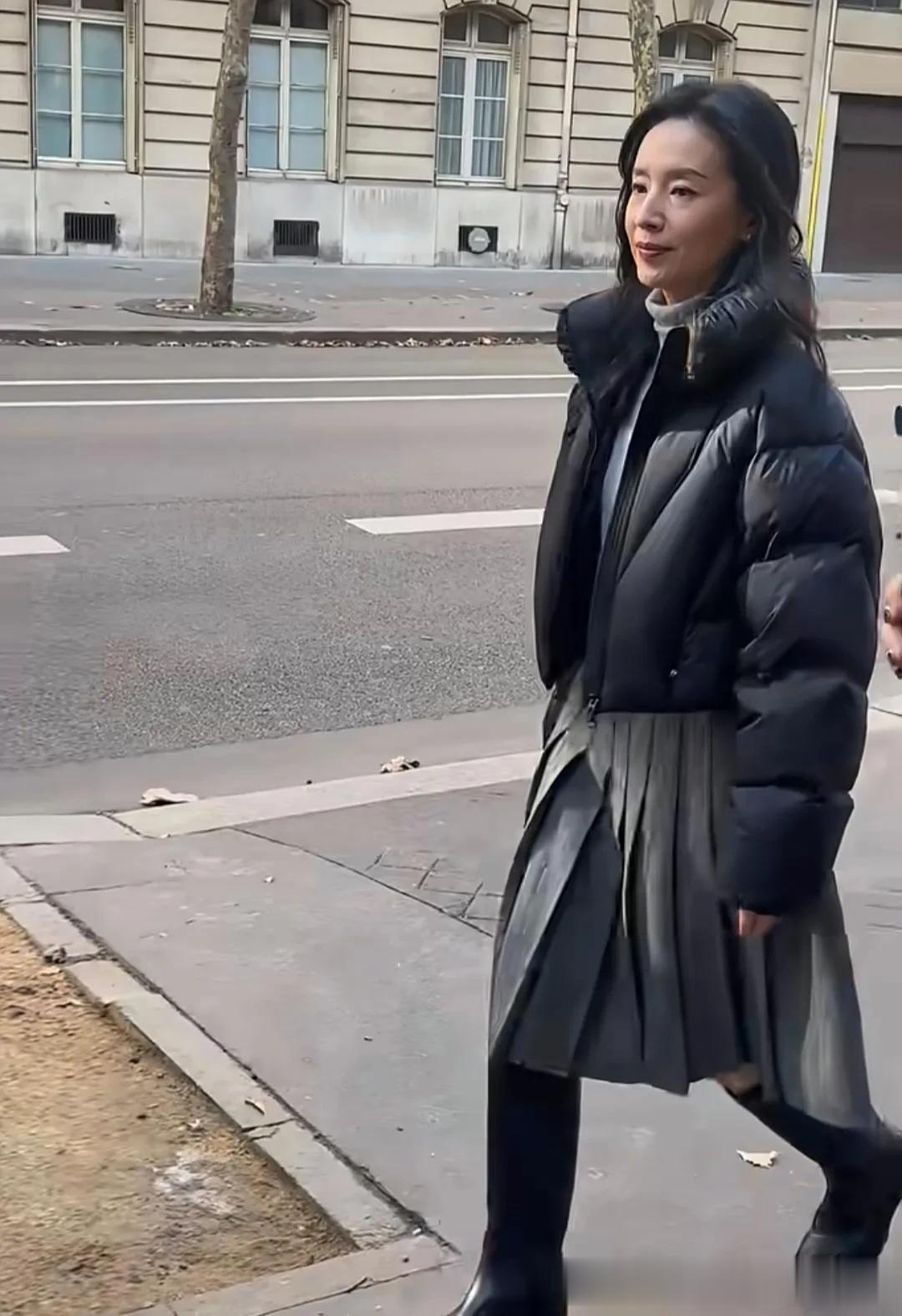 45岁董洁在巴黎街头出现，穿着羽绒服，身材苗条，个子看起来好矮