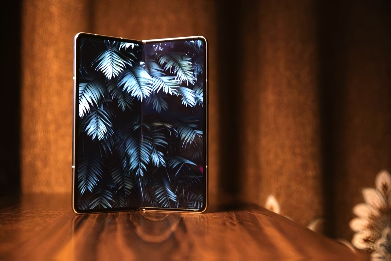 把科技圈逼成時(shí)裝周？翻蓋手機(jī)的“詐尸”狂飆，有意思！