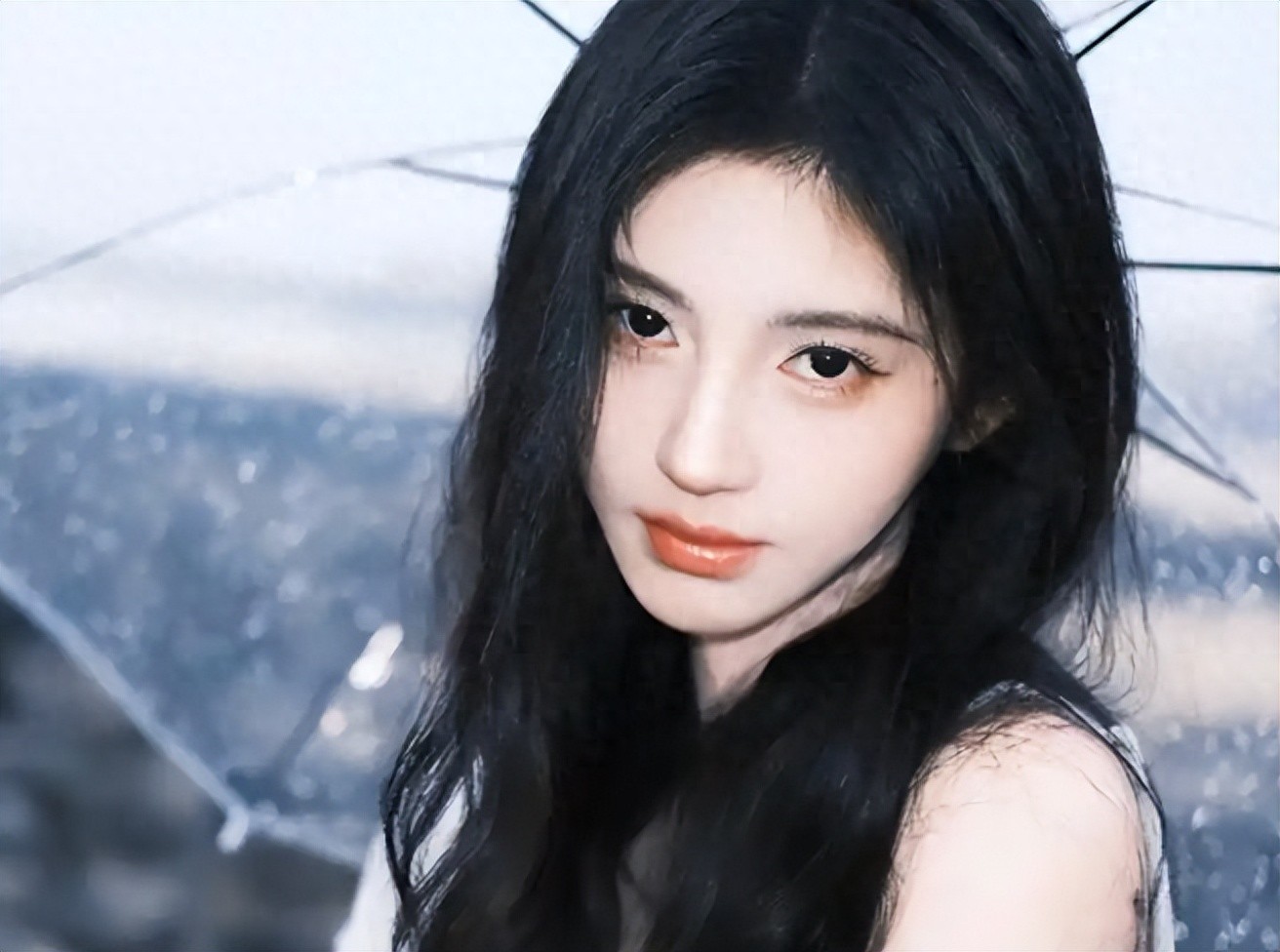 曝演员鞠婧祎涉嫌严重经济犯罪，公司掌握证据，全网实名公开举报