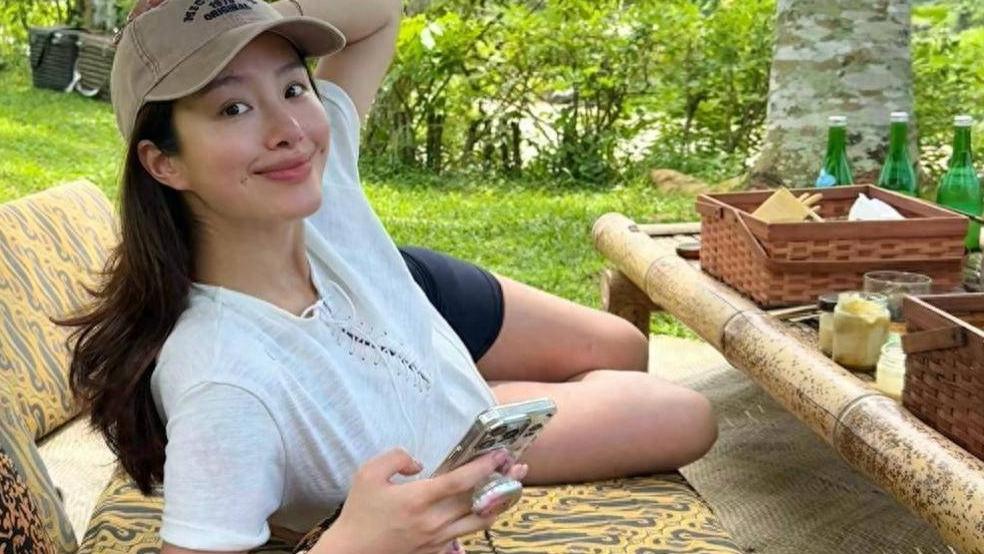 32岁杨采钰大方晒孕期照！发福明显脚肿孕味足，手上钻戒比孕肚更抢眼