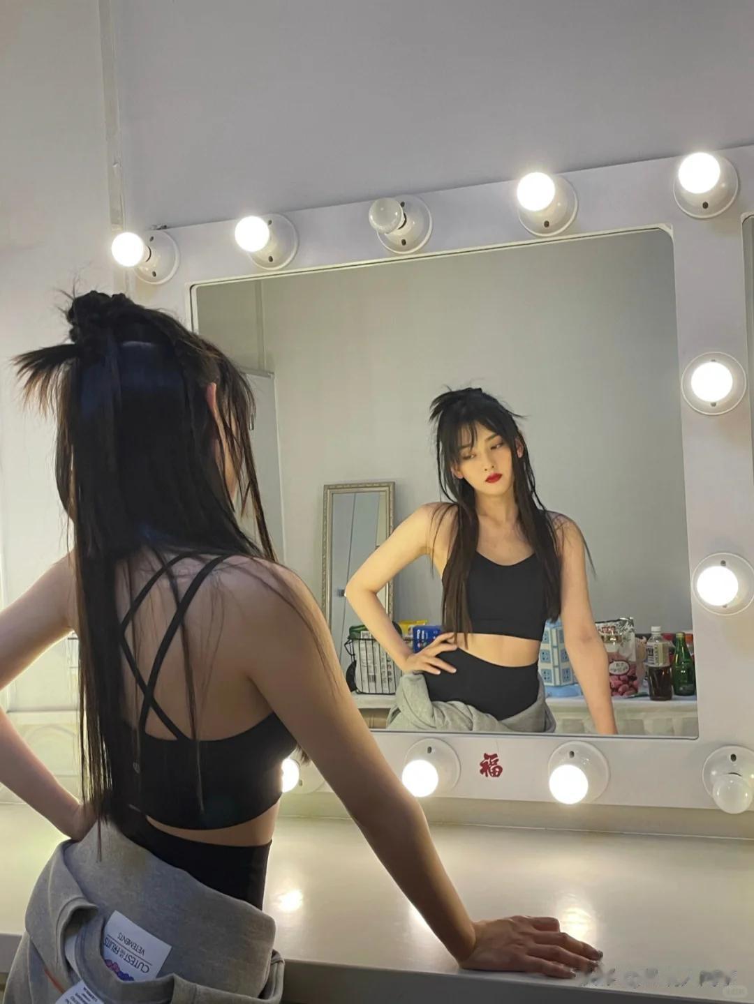 宋祖儿街头被偶遇，穿超短裙露出安全裤，走路姿势像外星人好怪异