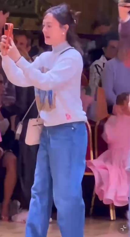 11岁小花获舞蹈冠军!合影时被男老师亲脸颊,孙俪肉眼可见的愤怒