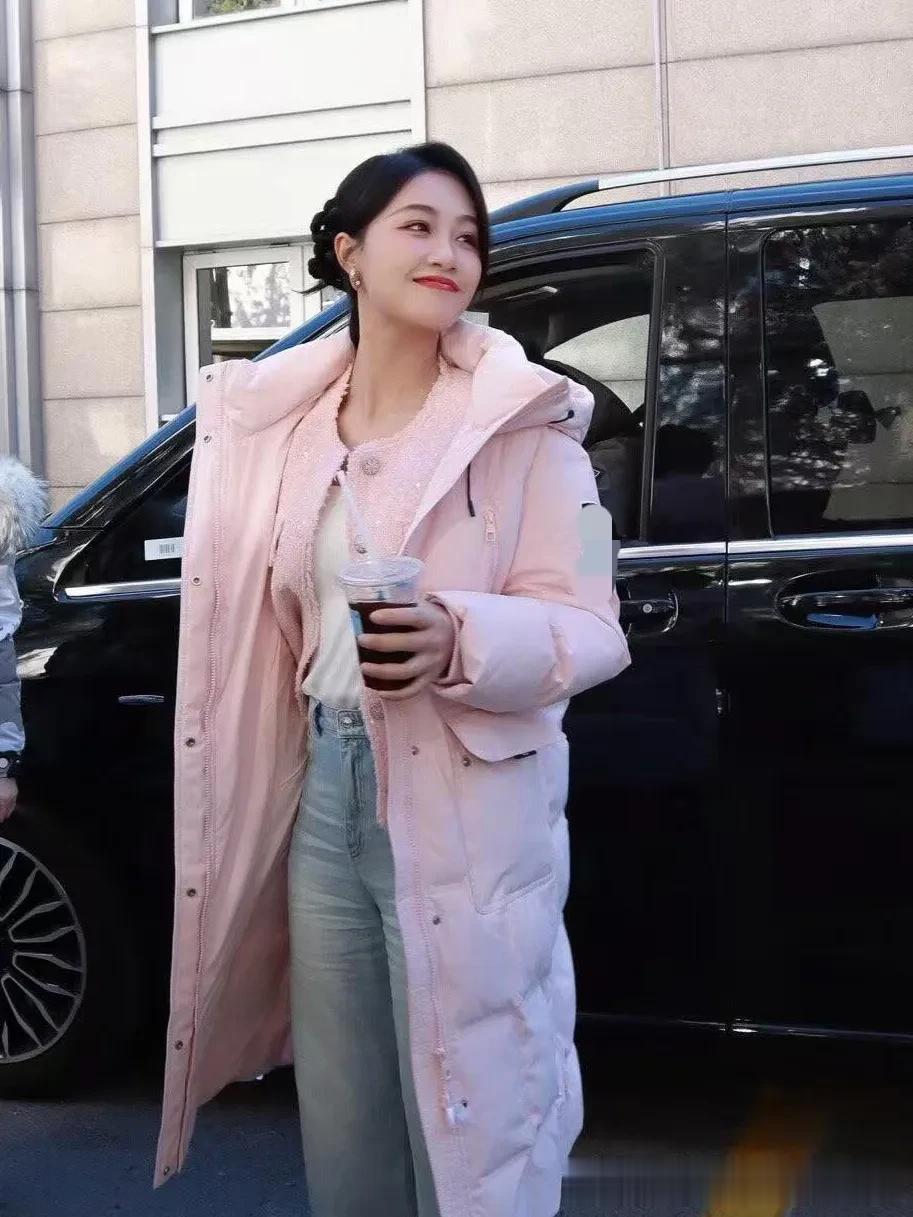 蓝盈莹真是穿搭高手！粉色羽绒服+小香风+牛仔裤，时髦又减龄！