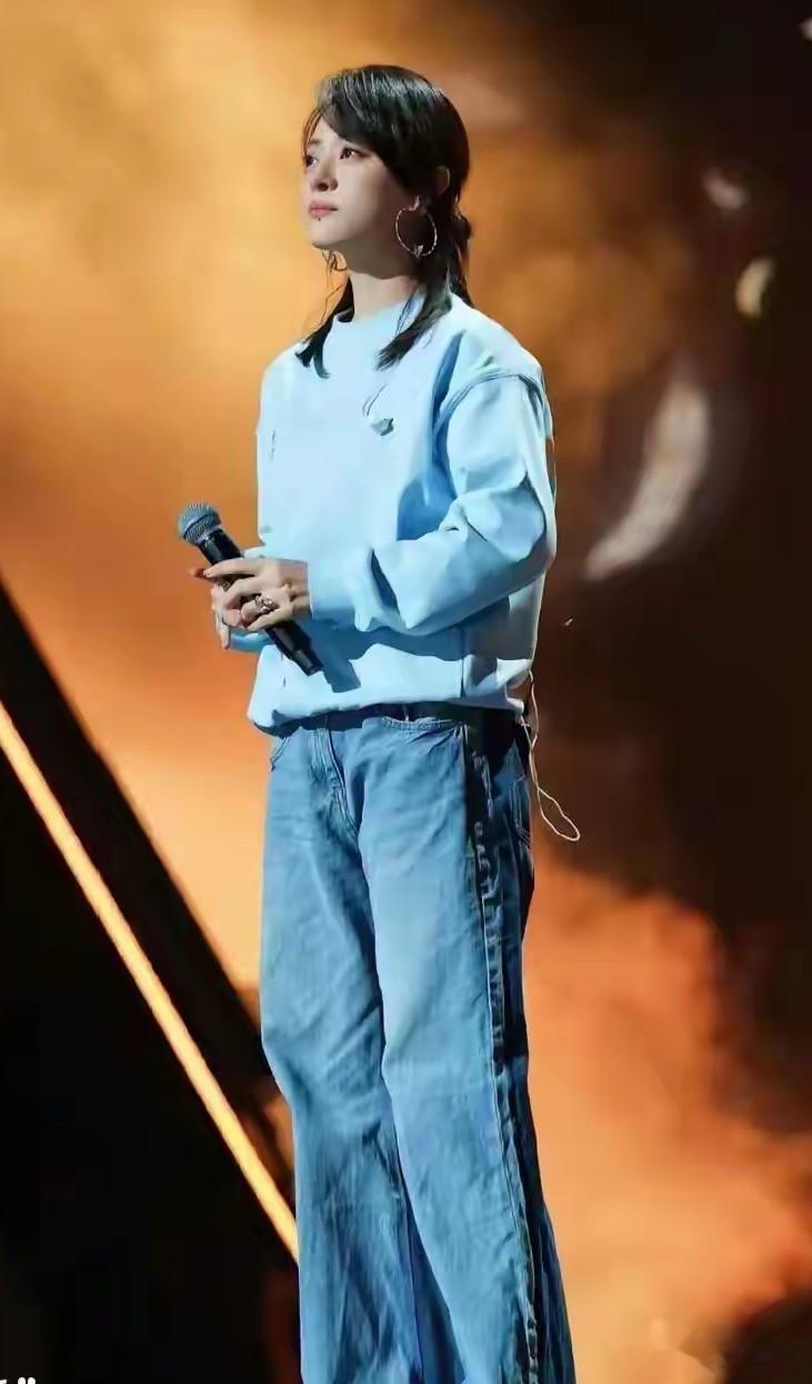 孙俪春晚彩排，半扎丸子头，清纯唯美显得格外年轻漂亮