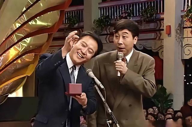 牛群：抛下冯巩后跟妻子也离婚了，如今76岁没积蓄，近况如何？