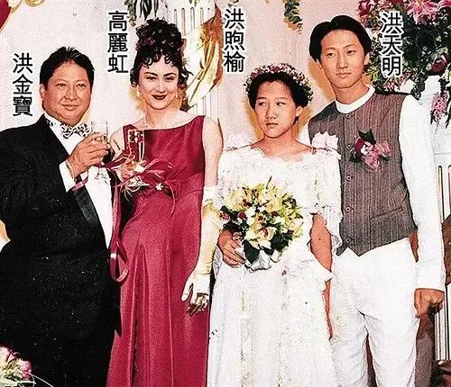 洪金宝在汕头吃鹅肉饭,走路蹒跚,身材臃肿,需要儿子洪天照搀扶