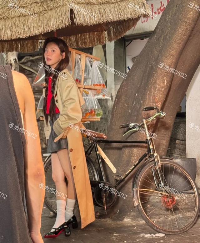 现在的女明星真的都太瘦了，章若楠本人好薄一片，她脸都没大勺大