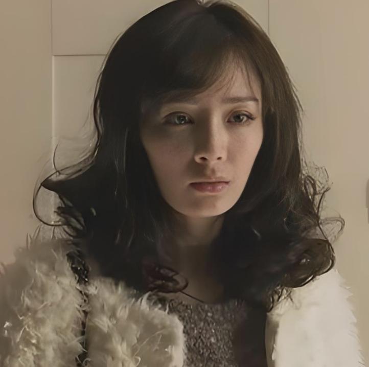 正脸美若天仙，侧脸颜值下凡接地气，这8位女星的正侧脸反差真大