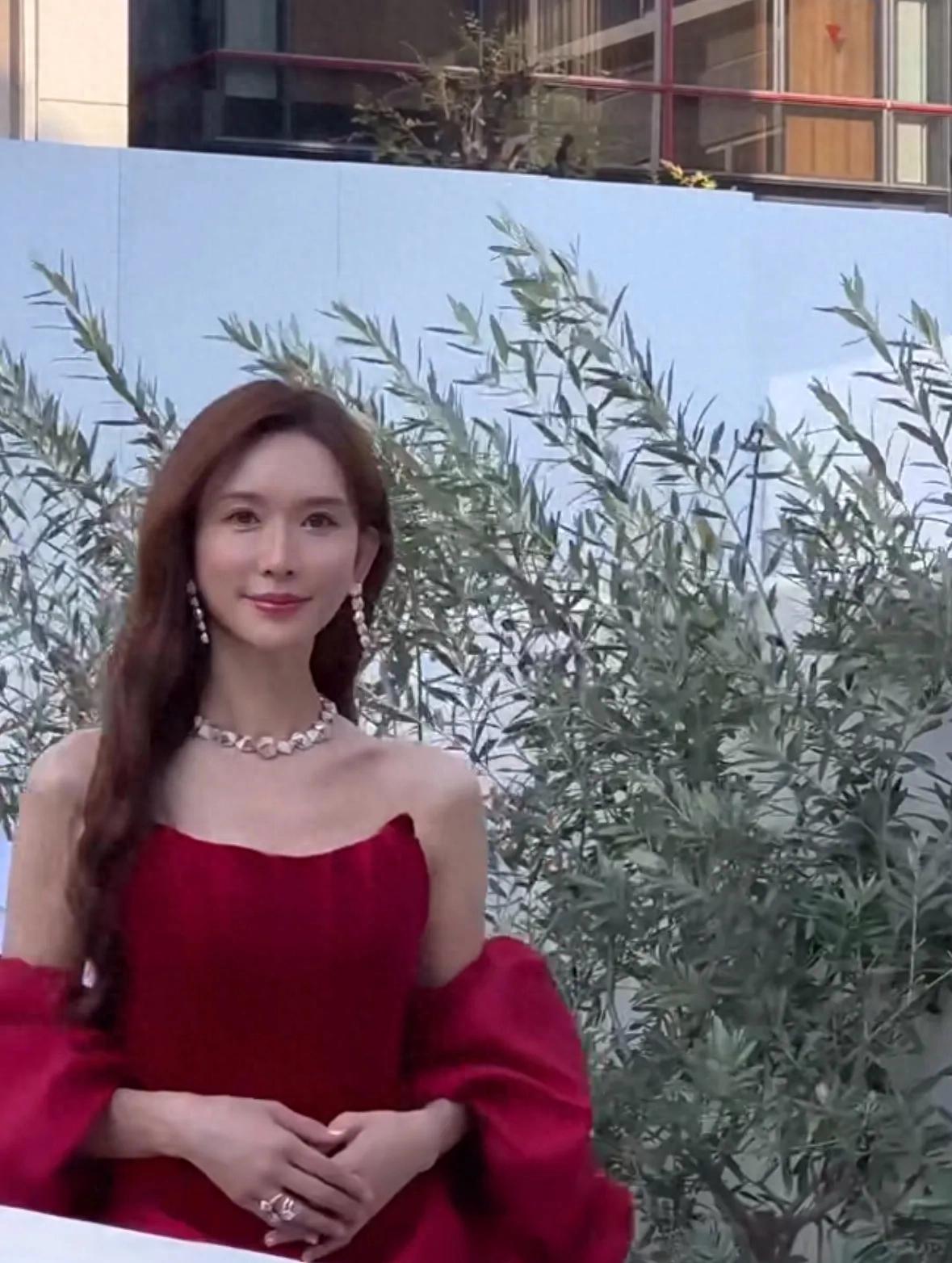 林志玲东京出席剪彩活动,为展示珠宝小动作不断,看起来十分做作