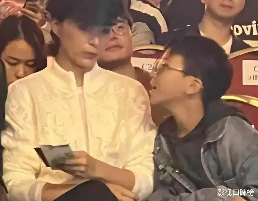 董卿带儿子看网球比赛，她穿旧衣服，状态很好，胳膊上肉肉的胖了