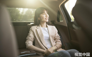 新人抢我弟代言，还说女友是他后台，我笑了：我才是背后的资本