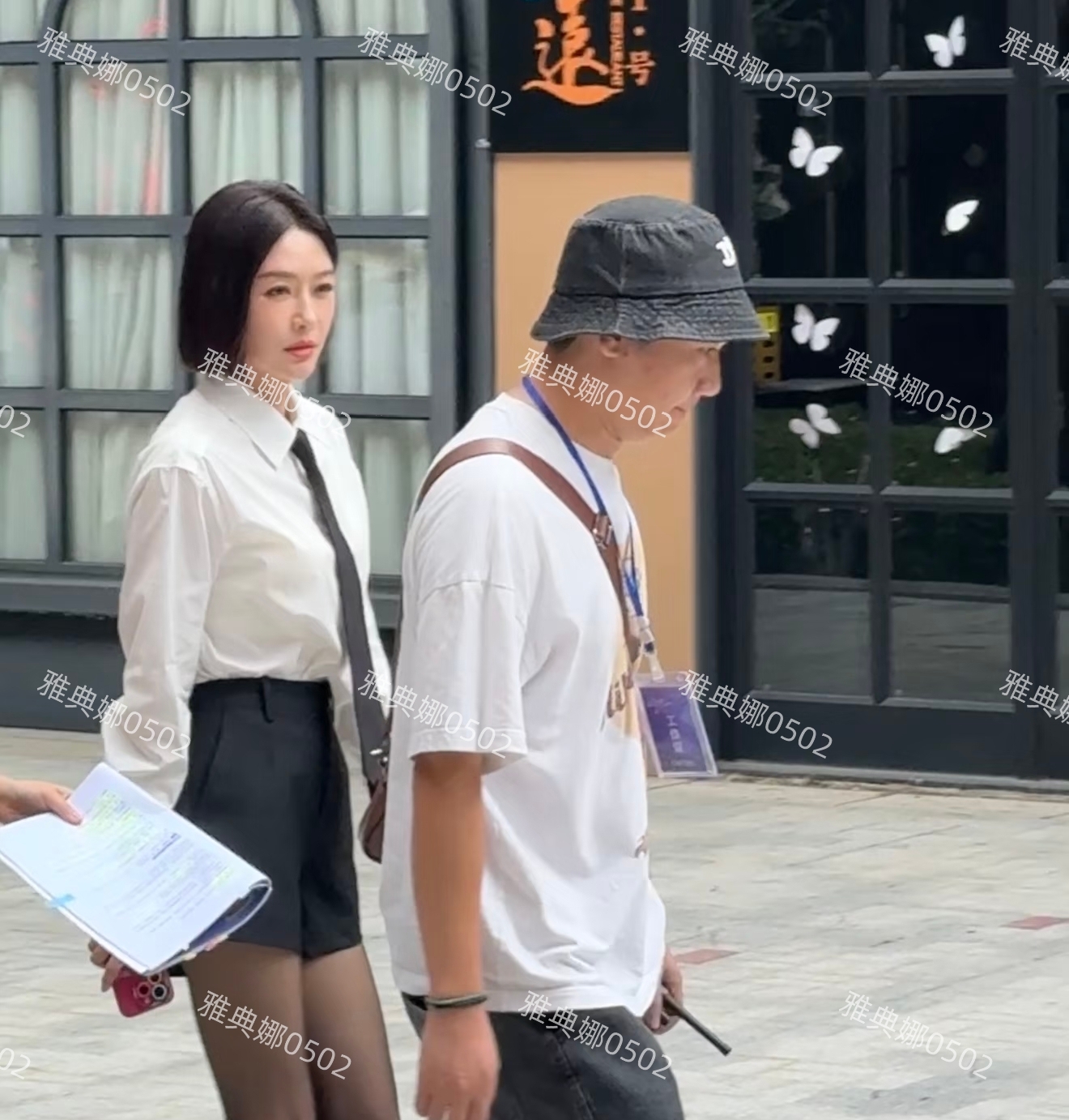 宁波偶遇秦岚拍戏，46岁的她 个子不高腿却很长，漂亮知性短发干练