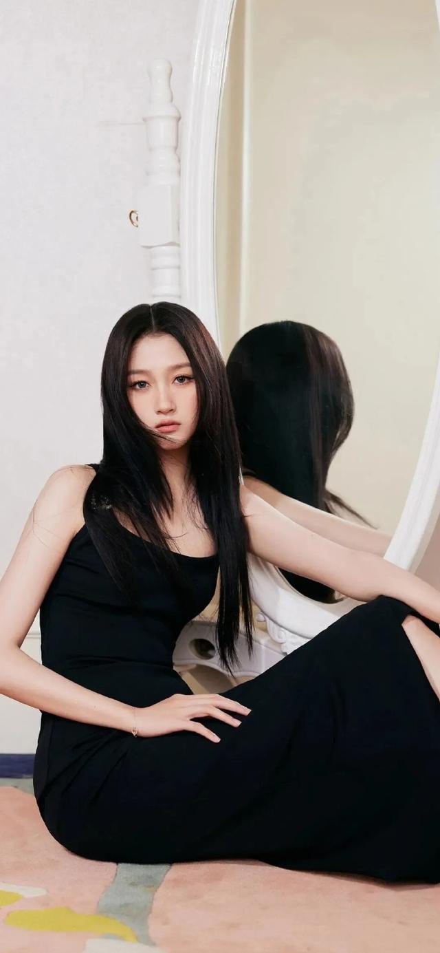 鹿晗社交平台解封，关晓彤更新动态，她仅用一个举动，表明了态度