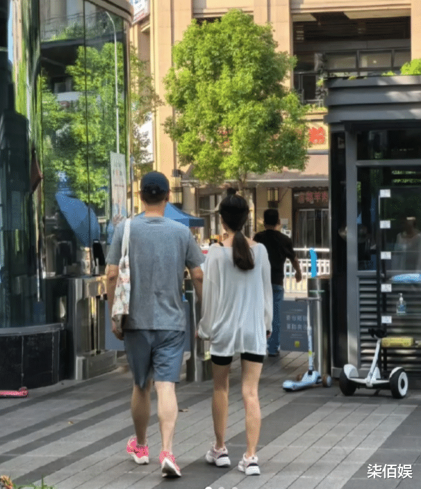 任重一家三口逛街，女儿小跑着奔向妈妈，孙骁骁发现被拍表情秒变