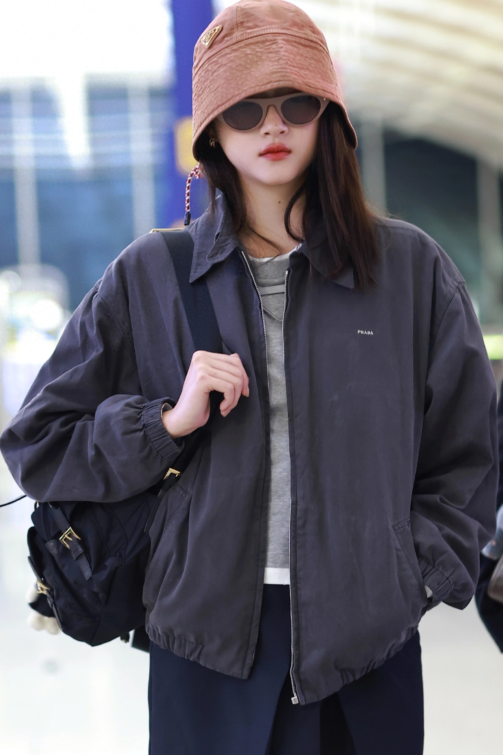 关晓彤出发米兰时装周，戴着砖红色渔夫帽，穿短裙露长腿，好青春