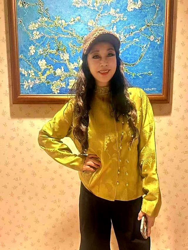 75岁“刘晓庆”再次扮嫩成功，烫了油画卷穿新中式，状态嫩回48岁