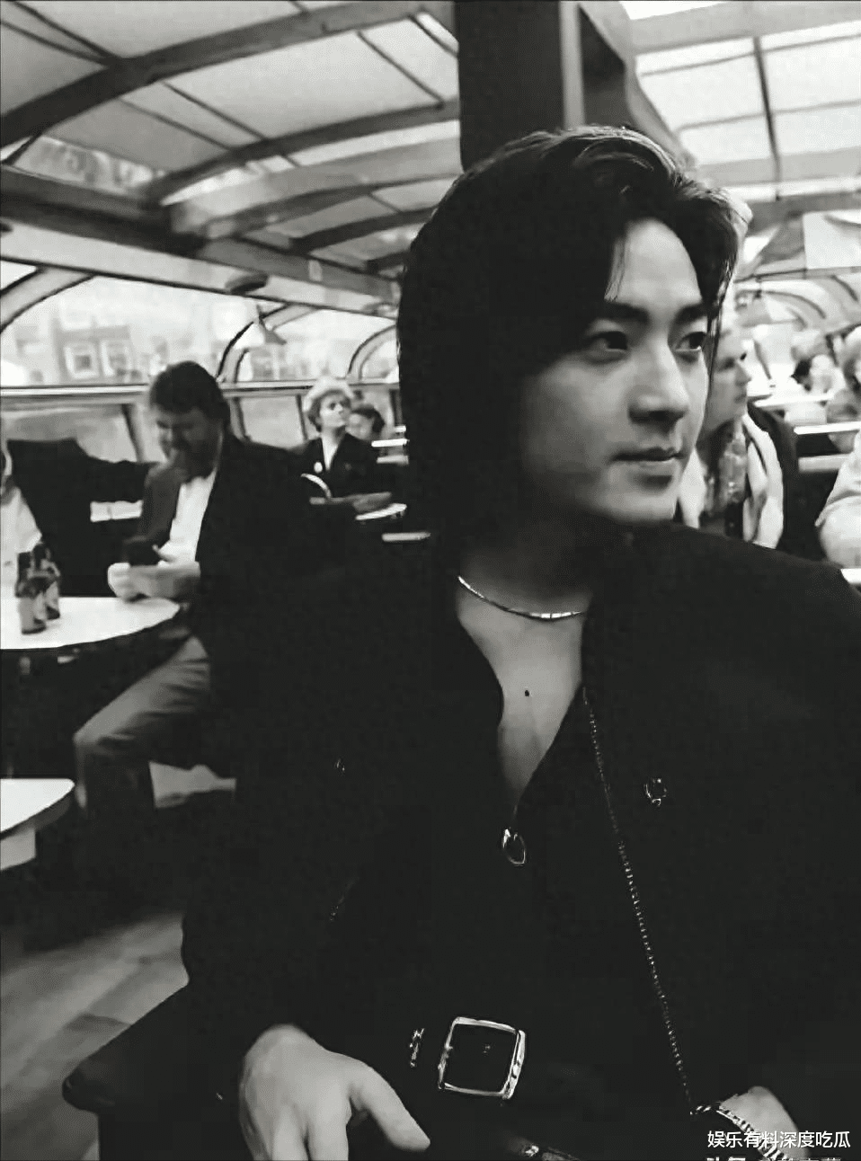 57岁郑伊健颜值下滑海外开唱，拒来内地，与陈小春现状天差地别