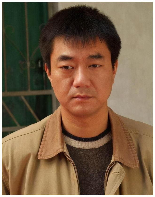 演了一辈子警察，穷得靠老朋友刘丹接济，45岁被嫂子“逼婚”