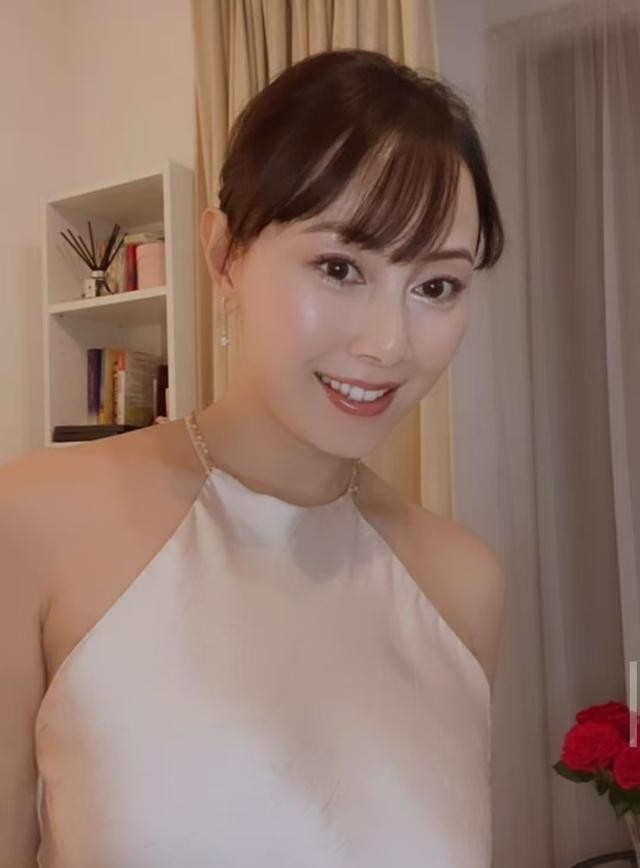 身材走样?TVB前女星内地登台被指肚腩明显,因移英失败回流香港