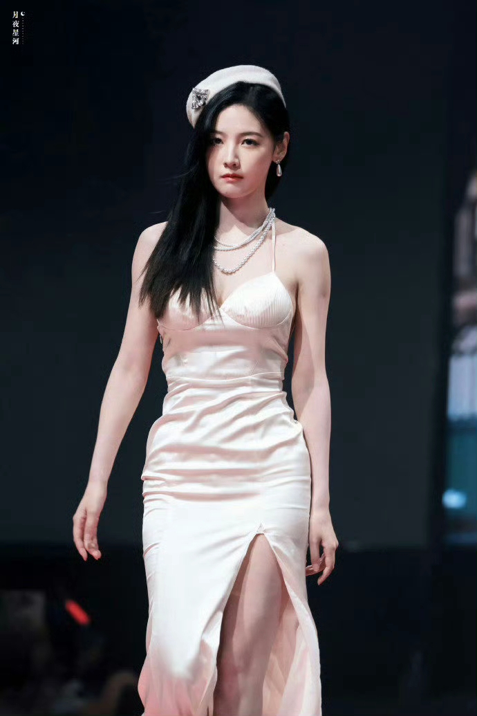 赵粤这套衣服太诱人了吧 ???