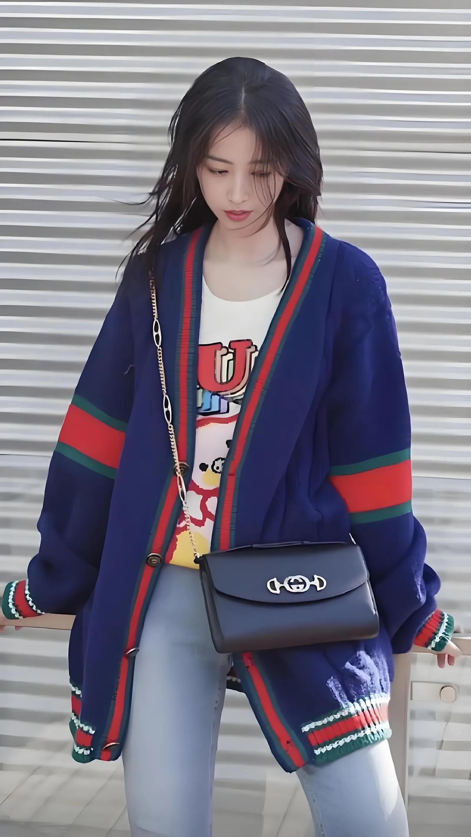 央视主持人周雨彤