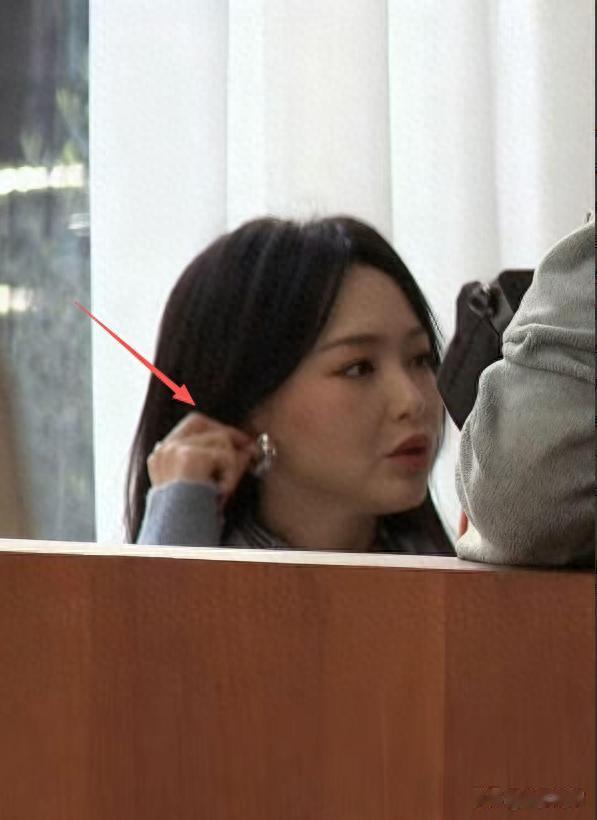 唐嫣复工状态曝光：脸肿成发面馒头不敢认，浓妆也遮不住一脸疲惫