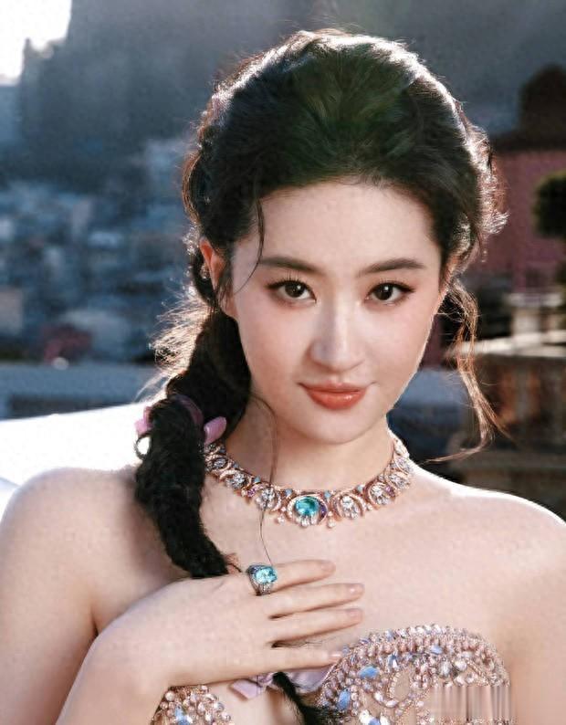 刘亦菲520穿裸色抹胸裙!性感骄傲,喜欢读书,人真的会反复爱上