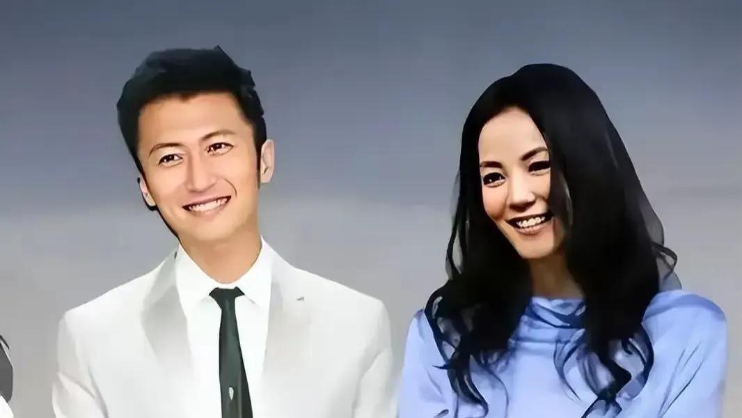 “锋菲”日本度假，55岁王菲身材走样有赘肉了