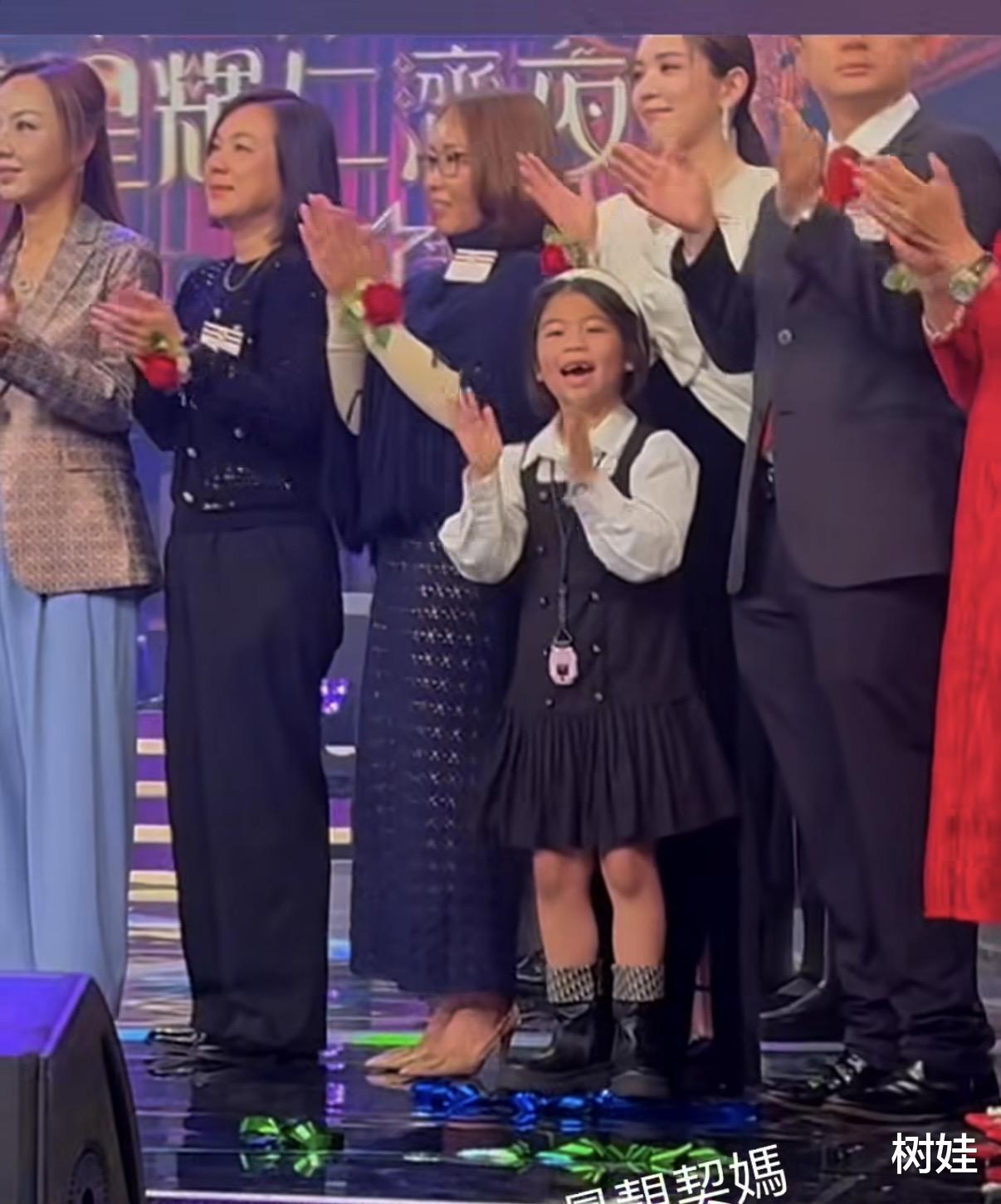 何超盈带7岁女儿出席TVB慈善夜，坐第一排捐了百万，与汪明荃同框