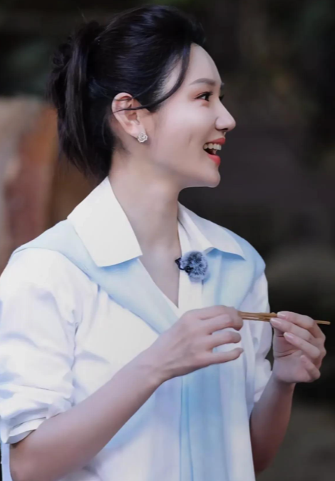 央视主持龙洋三亚穿搭，35岁还是这么美，笑起来还有酒窝