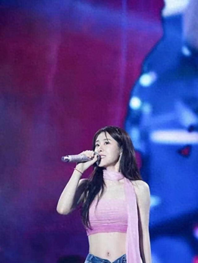 张碧晨紧身牛仔裤,最上面那粒扣子解开是什么意思?时尚吗?