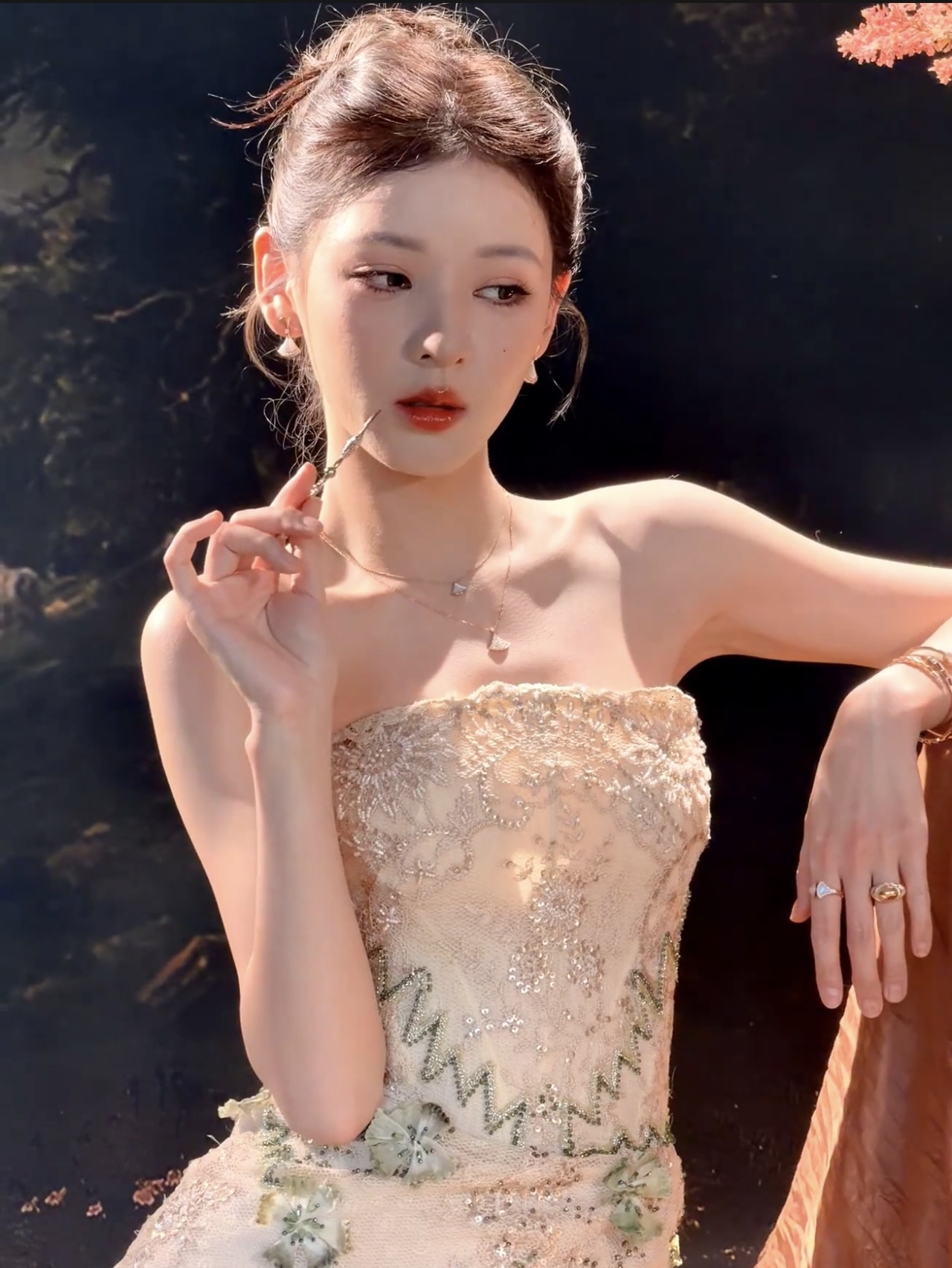 张予曦国剧盛典，香槟金礼裙美如油画公主，这颜值身段太能打了！