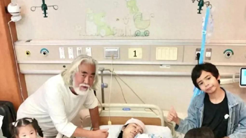 74 岁张纪中携妻现身徐州乘高铁，打扮朴素独自推行李箱