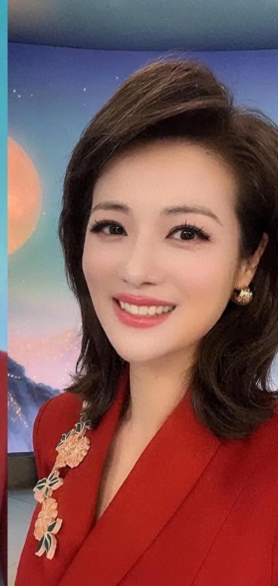 董丽萍中秋红装主持，尽显优雅气质